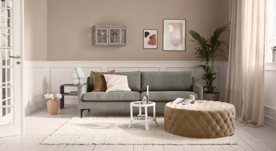 Beige Vorhänge schaffen eine warme, einladende Atmosphäre. Die sanfte **vorhang farbe wirkung** harmoniert mit dem Sofa und dem Teppich.