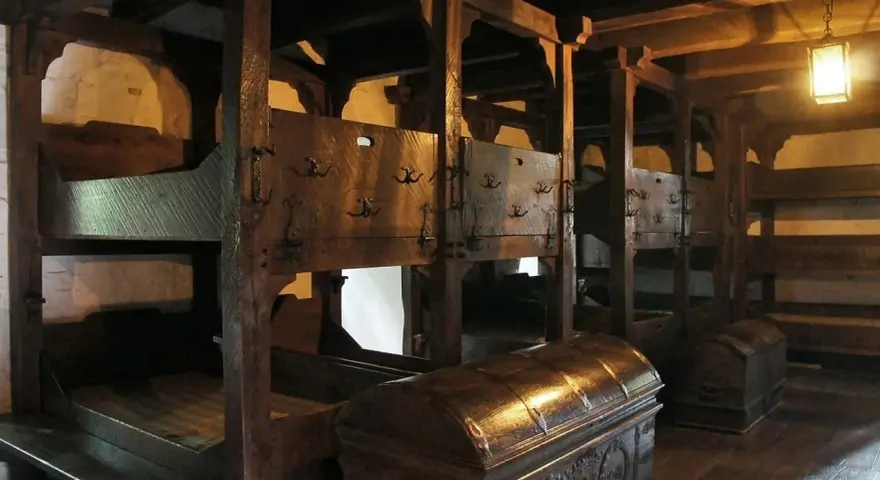 Alte Holzbetten mit Truhen. Wer hat das Bett erfunden? Wahrscheinlich jemand, der es leid war, auf dem Boden zu schlafen.