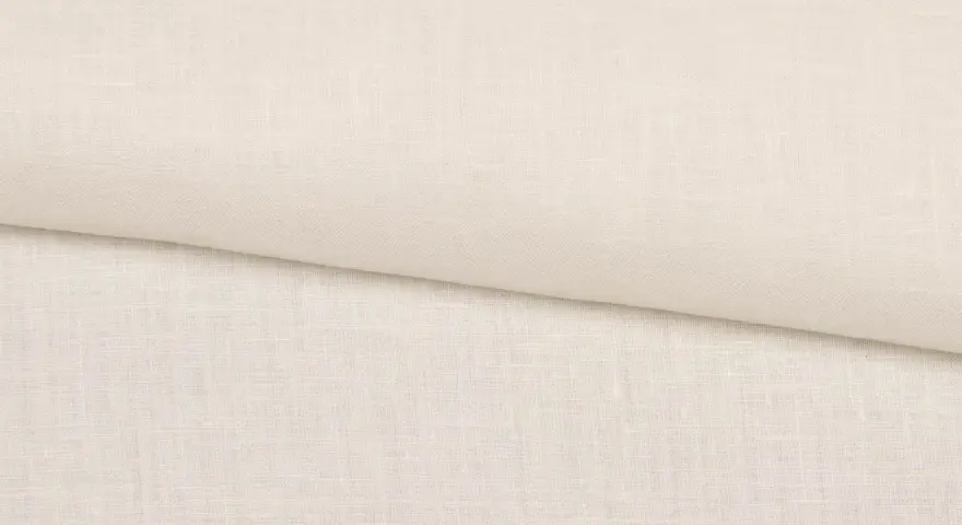 Ein hellbeiger Stoff mit feiner Webstruktur. Das ist Musselin, leicht und atmungsaktiv, perfekt für Kleidung und Babyartikel.