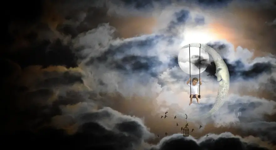 Ein Kind schaukelt am abnehmenden Mond, umgeben von Wolken. Ein Traum vom Schlaf.