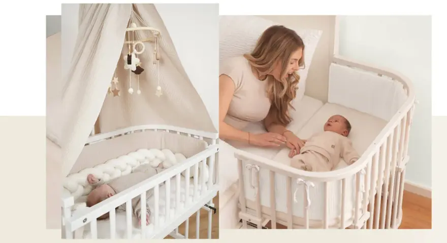 Ein Babybett neben dem Elternbett. Ein süßer Säugling schläft friedlich, während eine Mutter ihr Neugeborenes im Arm hält.