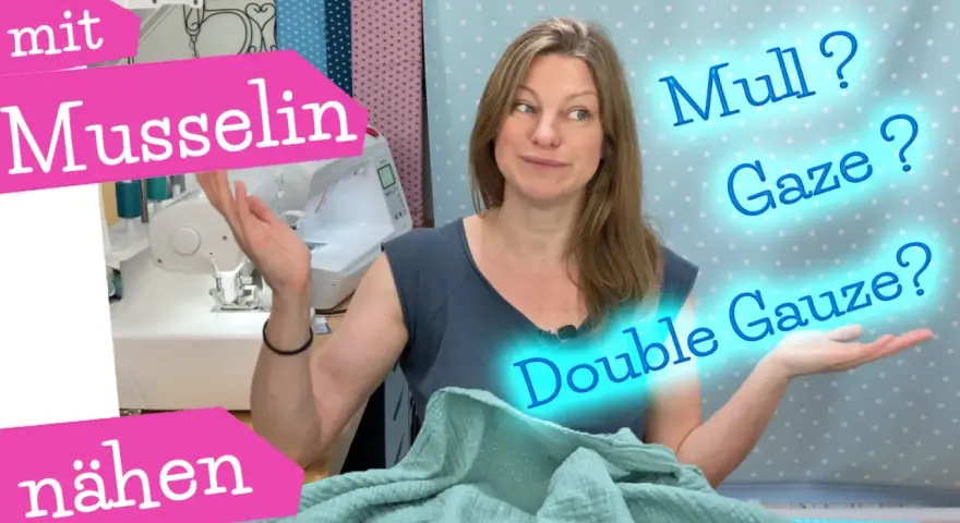 Frau erklärt den **double gauze musselin unterschied** beim Nähen.
