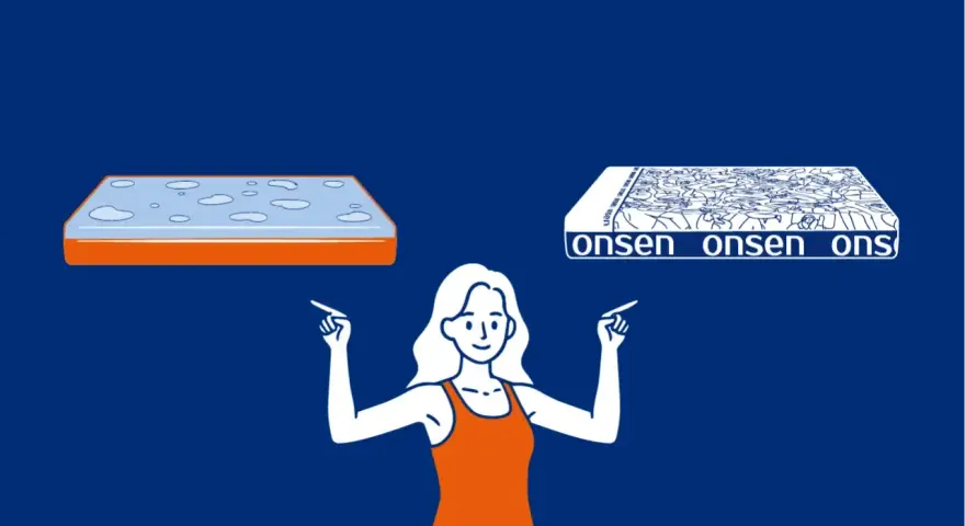 Frau wählt zwischen zwei Matratzen. Eine zeigt Wasserflecken, was auf Nachteile einer Latexmatratze hindeuten könnte. Die andere ist mit "onsen" bedruckt.