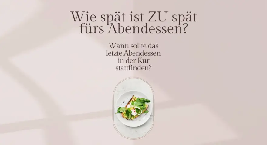 Wie lange vor dem schlafen nichts essen? Ein Avocado-Toast mit pochiertem Ei und Spinat auf einem Teller.