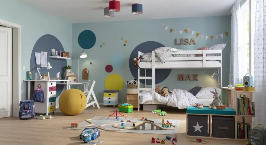 Kinderzimmer mit Etagenbett, Spielzeug und Gardinen mit **Polka Dots**.