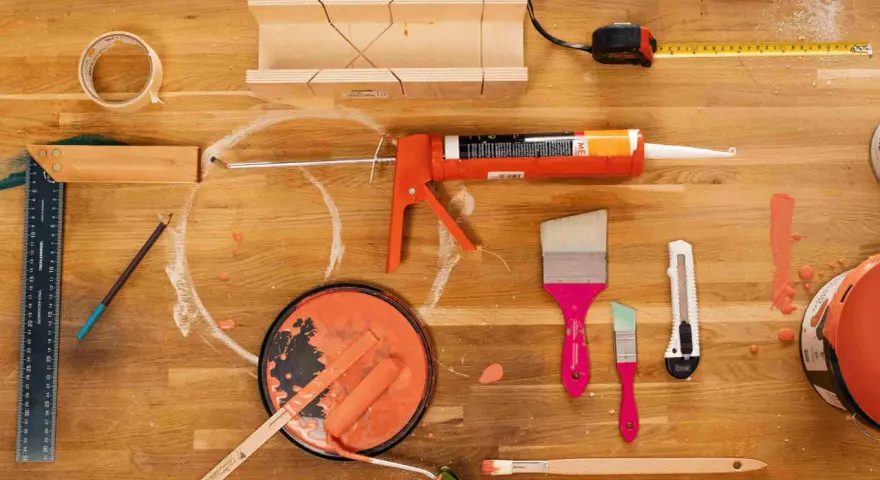 Werkzeuge für Malerarbeiten: Acryl, Stoff, Klebeband und Farbe, die zu schwitzen scheint.