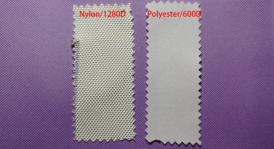 Zwei Stoffproben, Nylon/1280D und Polyester/600D, liegen nebeneinander auf lila Untergrund.
