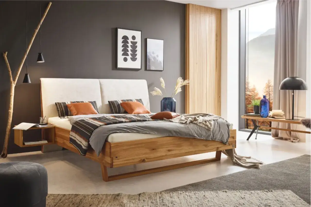 Modernes Schlafzimmer mit Holzbett, beiger Polsterkopfteil, Deko-Kissen und Decken. Perfekt für ein gemütliches Schlafzimmer renovieren.