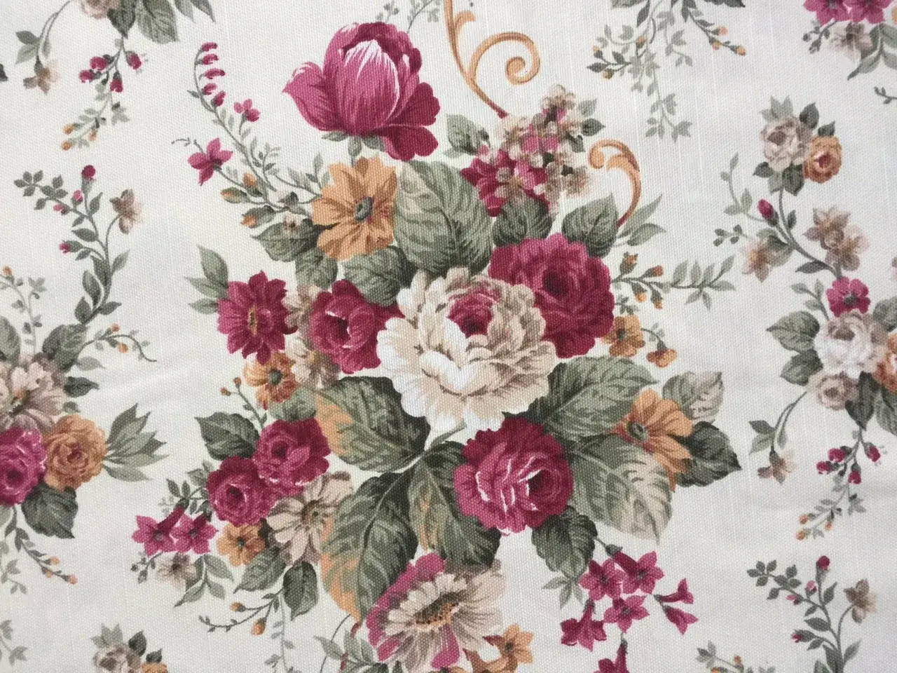 Ein detailreicher rosen stoff mit einem üppigen Blumenmuster in Rot-, Rosa- und Cremetönen.