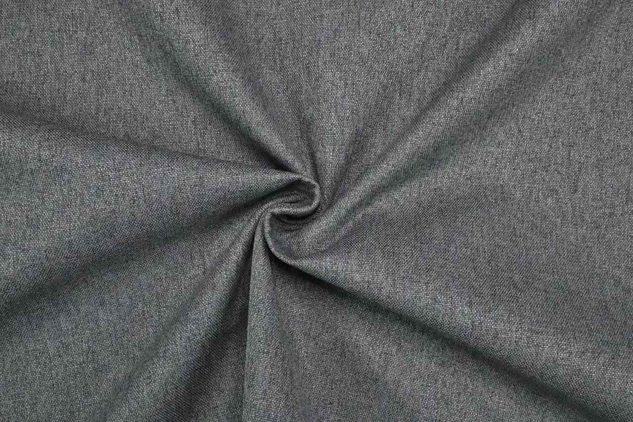 Grauer Stoff mit feiner Webstruktur, der die Frage beantwortet: ist Polyester warm? Ja, dieses Material hält dich warm.