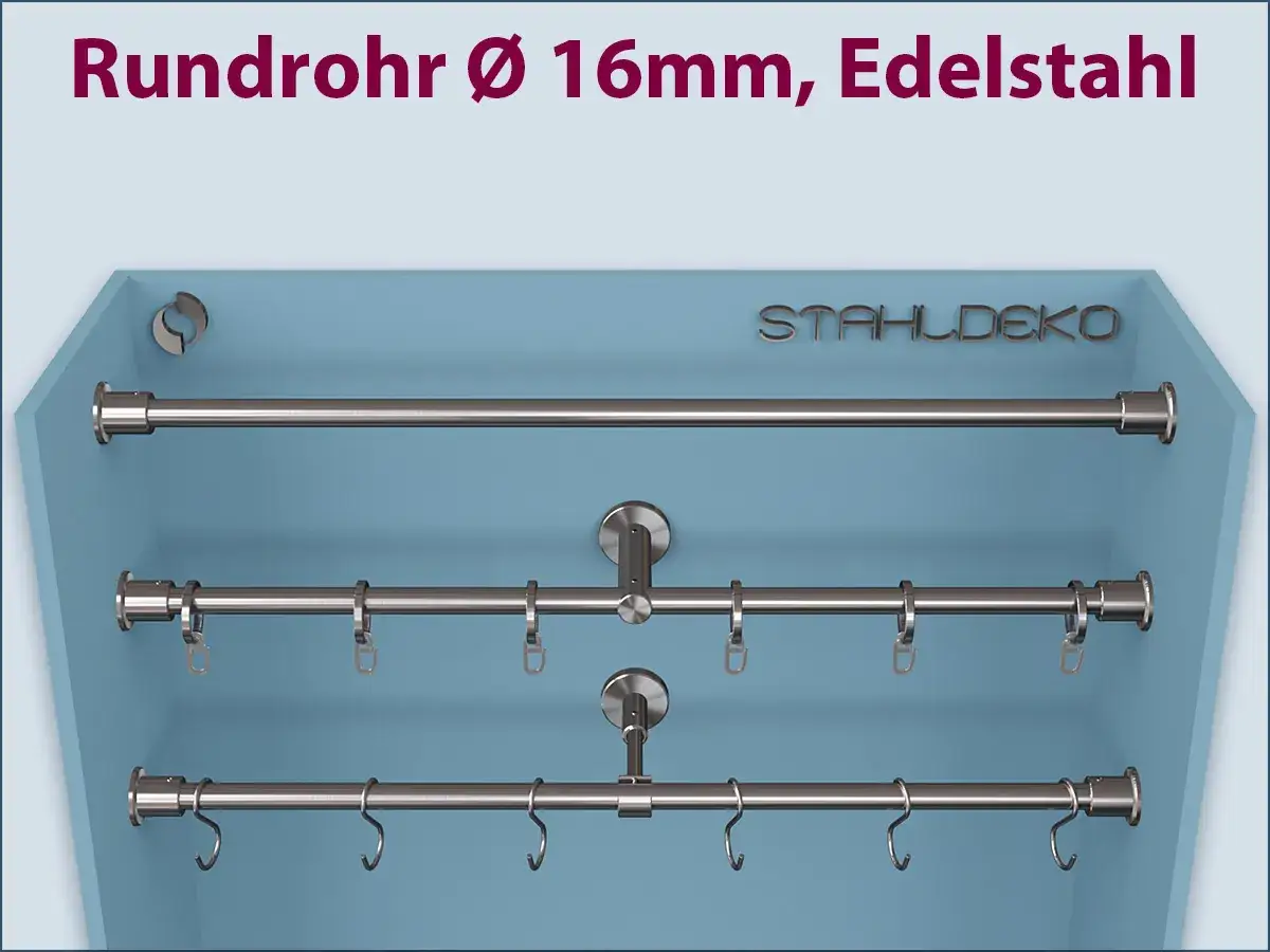 Drei Edelstahl-Gardinenstangen, nur an den Seiten befestigt, mit unterschiedlichen Aufh&auml;ngungen f&uuml;r Vorh&auml;nge oder Haken.