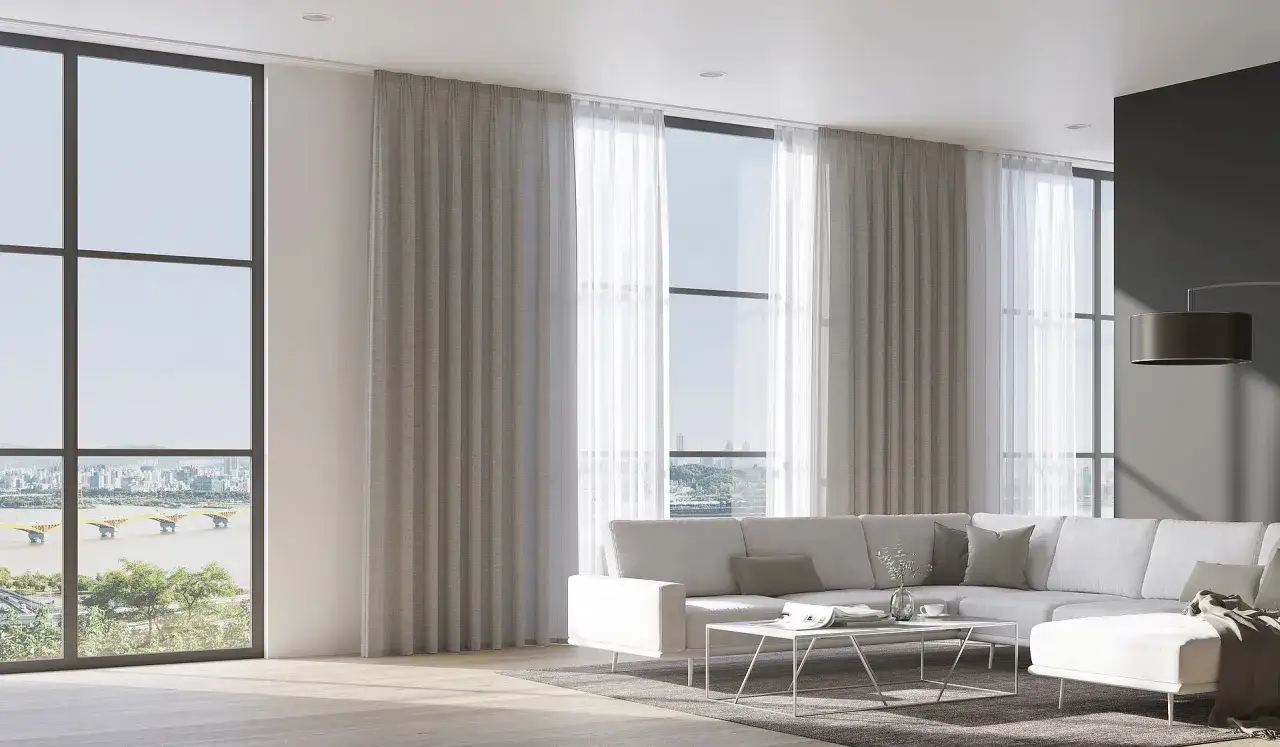 Moderne Wohnzimmer mit gro&szlig;en Fenstern, durch die man eine Stadt mit Br&uuml;cke sieht. Helle Vorh&auml;nge h&auml;ngen an einer unsichtbaren Gardinenschiene oder Stange.