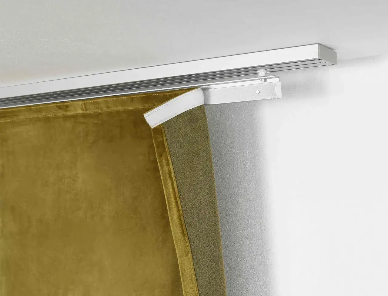 Ein goldener Stoffvorhang gleitet sanft in einer modernen Schiene.
