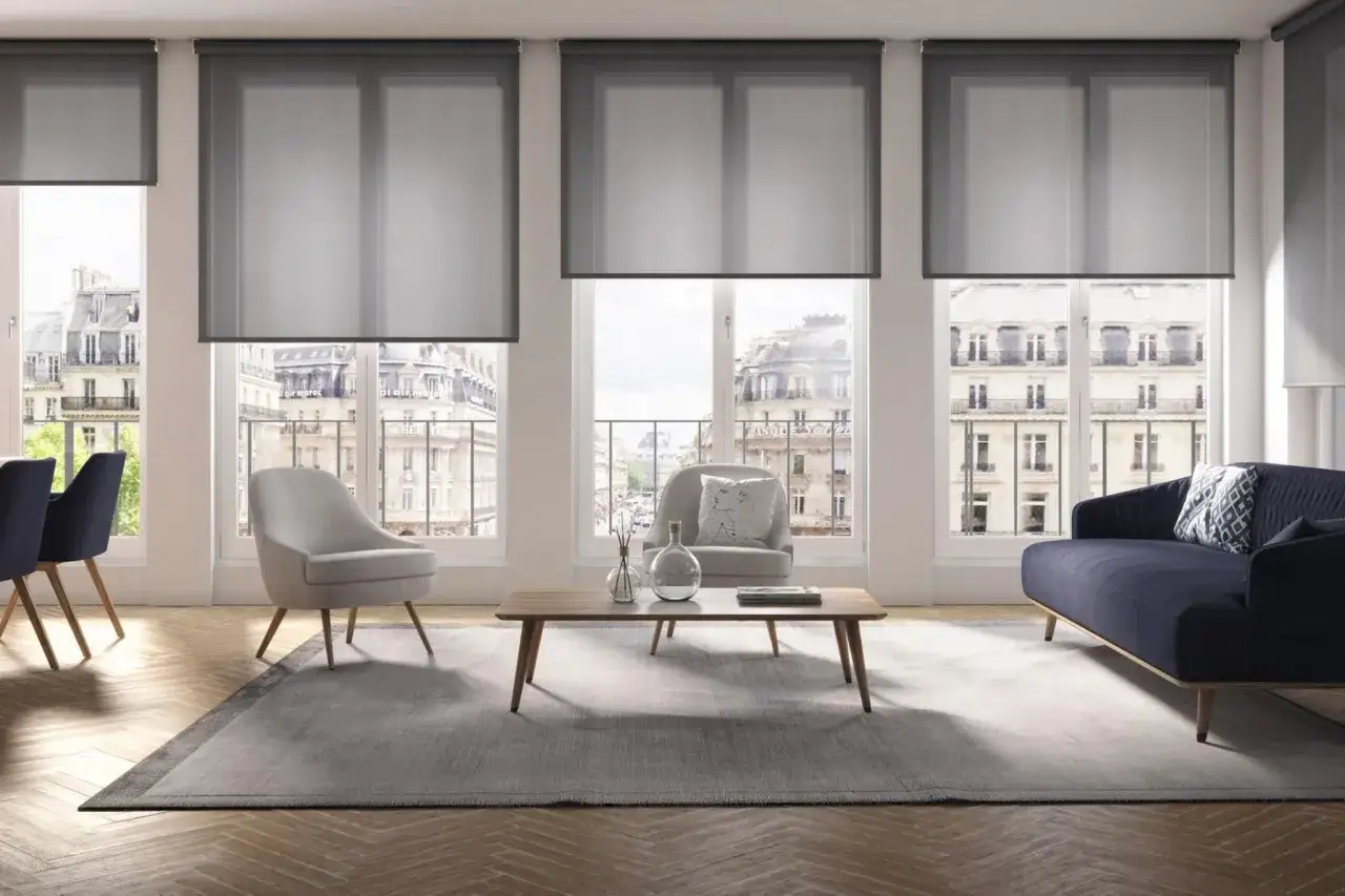 Modernes Wohnzimmer mit Blick auf Paris. Der vorhang nur auf einer fensterseite lässt gedämpftes Licht herein.