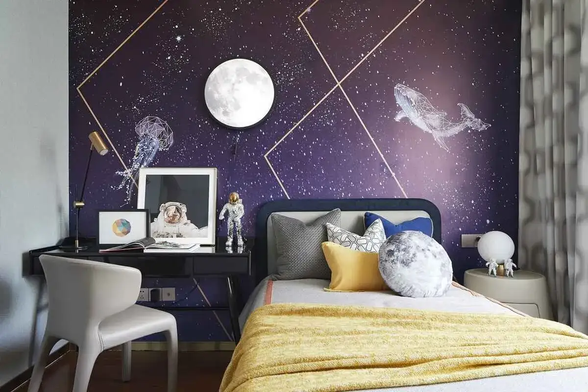 Ein Kinderzimmer mit einem faszinierenden Galaxy Muster an der Wand. Ein Mondlicht, Astronautenfiguren und ein Wal im Weltraum-Design.