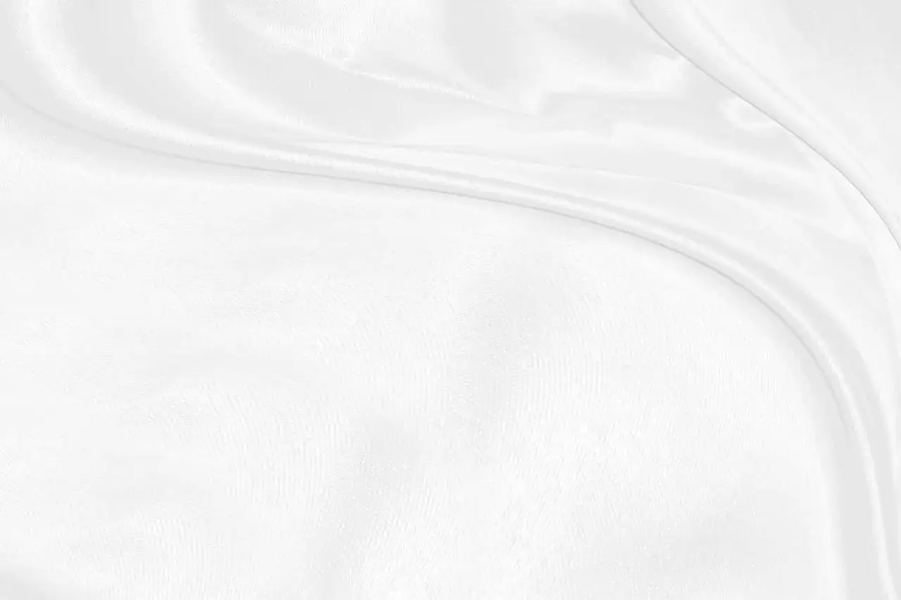 Glänzendes, weißes Satin, das weich fällt und schimmert. Ein Stoff, der Eleganz und Luxus ausstrahlt.