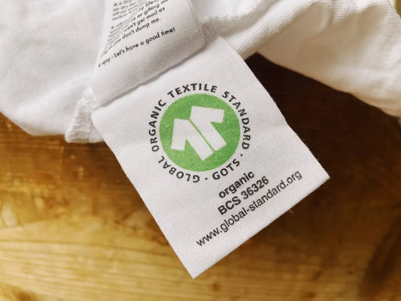 Etikett mit GOTS-Zertifizierung für Bio-Textilien. Zeigt das Logo des Global Organic Textile Standard.