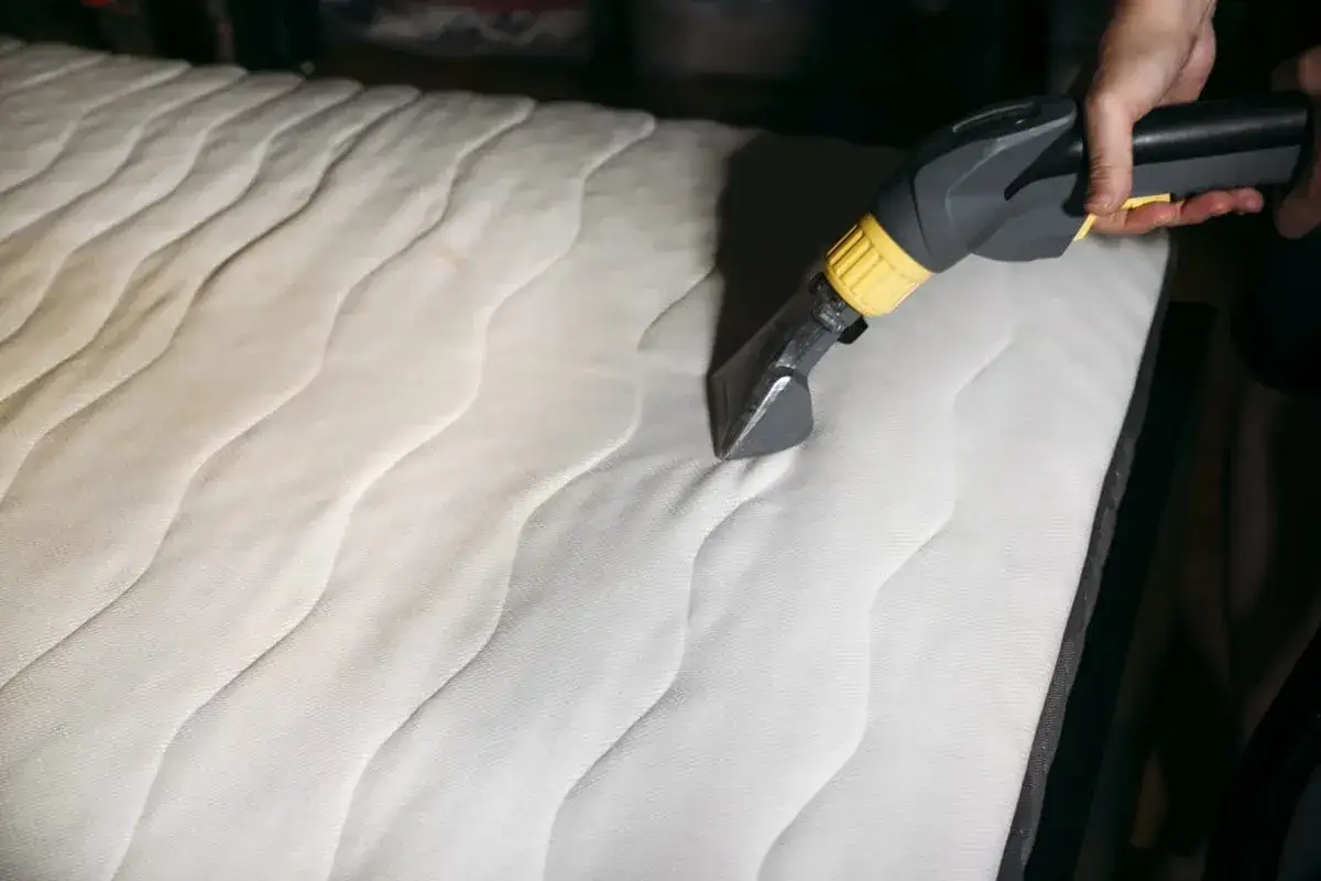Mit einem Dampfreiniger werden hartnäckige flecken aus matratze entfernen.