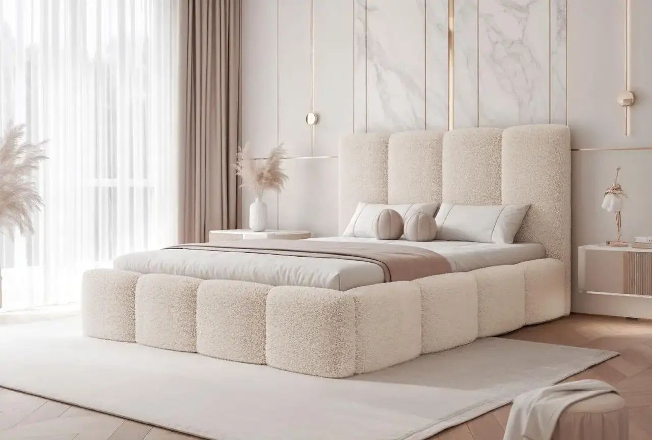 Ein modernes Polsterbett in Creme mit teddyähnlichem Bezug. Das Kopfteil und der Bettrahmen sind gepolstert, was einladend wirkt.