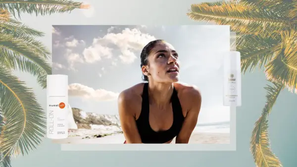 Sportlerin schwitzt, aber dank des Roll-Ons aus dem Acetat-Stoff bleibt sie frisch. Palmen und Strand im Hintergrund.